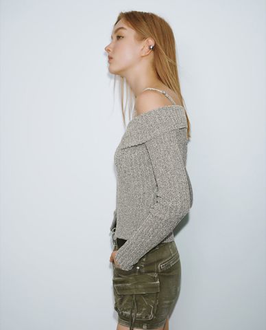  URBAN REVIVO - Áo trễ vai nữ dệt kim tay dài phối khoá zip 