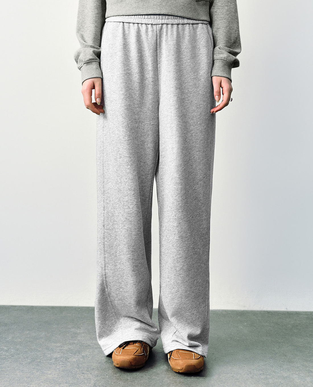 URBAN REVIVO - Quần dài nữ ống rộng lưng thun Elastic Waist Wide