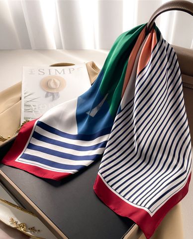  CECI - Khăn choàng nữ phom vuông in họa tiết kẻ sọc trẻ trung 