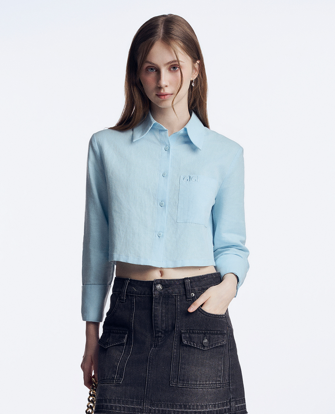 GIGI - Áo sơ mi nữ croptop cổ bẻ tay dài phối logo thêu tinh tế