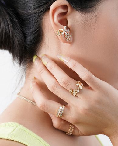  CECI - Khuyên tai nữ xỏ lỗ thiết kế cánh hoa sang trọng 