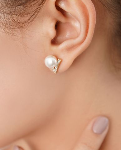  CECI - Khuyên tai nữ xỏ lỗ thiết kế chữ V phối ngọc trai sáng bóng 