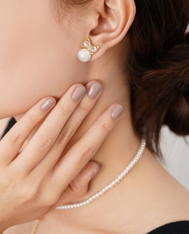  CECI - Khuyên tai nữ xỏ lỗ hình chiếc nơ phối ngọc tròn dáng thả 