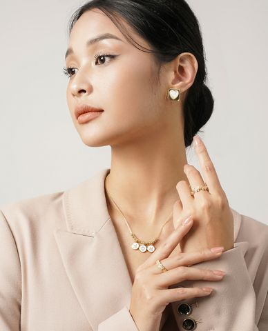  CECI - Vòng cổ nữ sợi mảnh mặt chữ Mom thanh lịch 