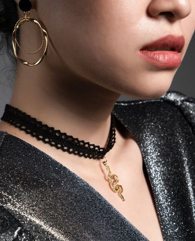  CECI - Vòng cổ choker nữ ren mặt hình chú rắn độc đáo 