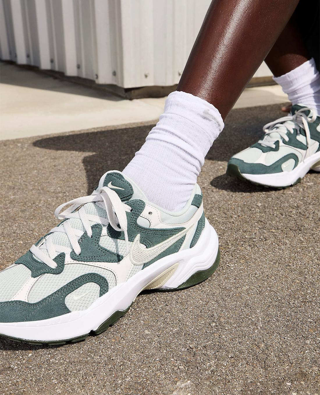 NIKE - Giày sneakers nữ cổ thấp thắt dây trẻ trung