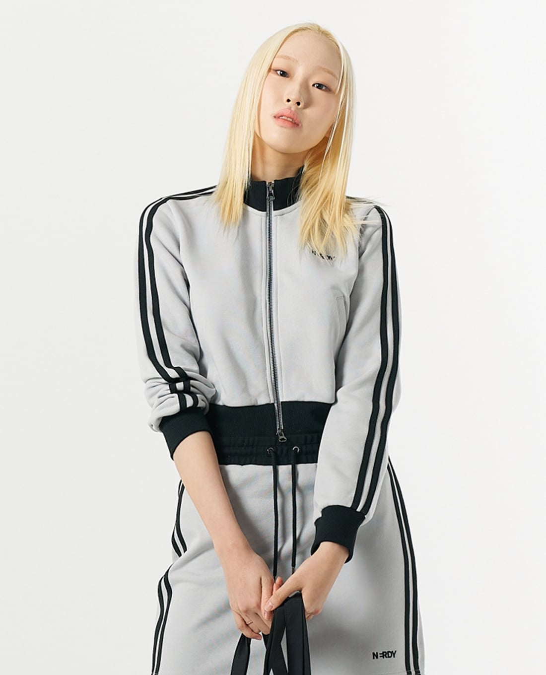 NERDY - Áo khoác croptop nữ cổ trụ tay dài Classic NY