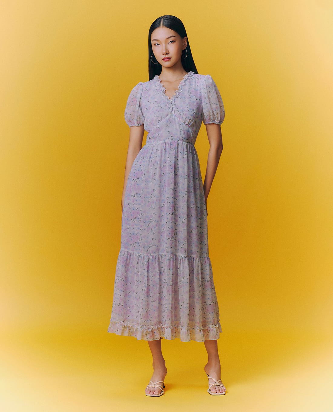 GIGI - Đầm xếp tầng midi cổ V tay ngắn phồng phối hoa nhí