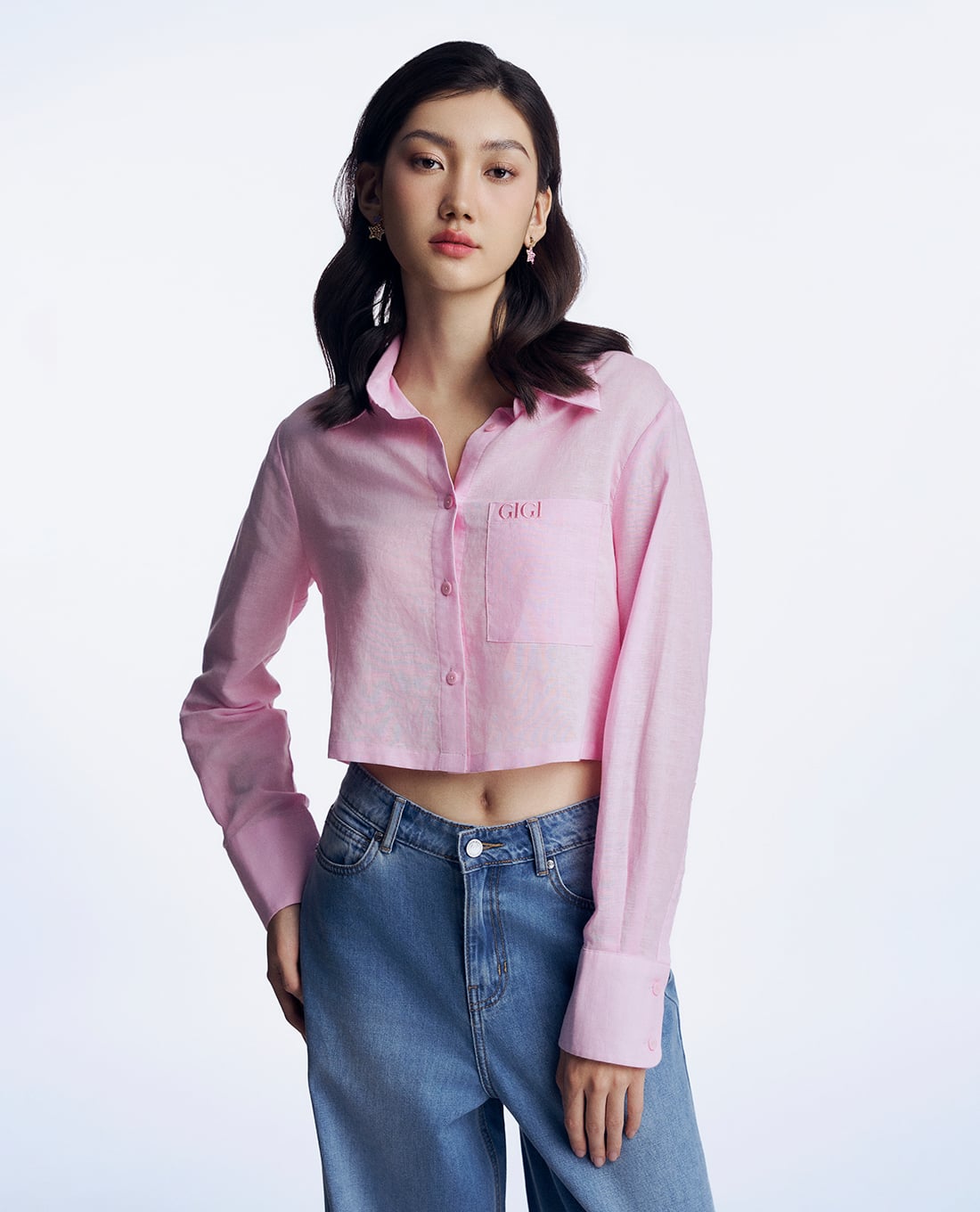 GIGI - Áo sơ mi nữ croptop cổ bẻ tay dài phối logo thêu tinh tế