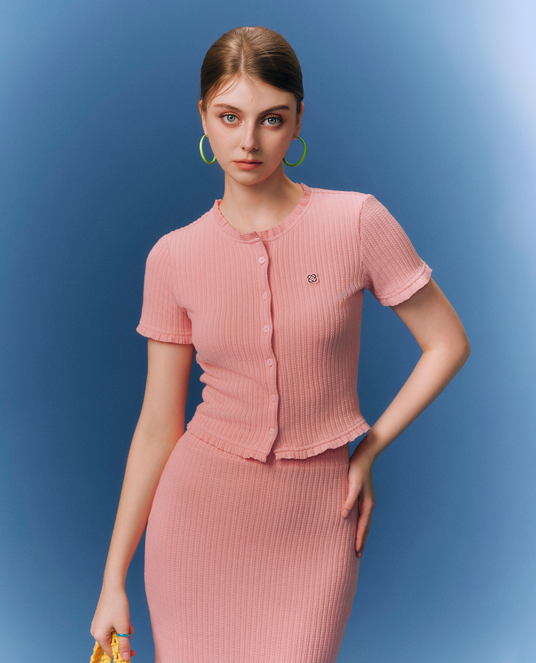 GIGI - Áo croptop cổ tròn tay ngắn hiện đại