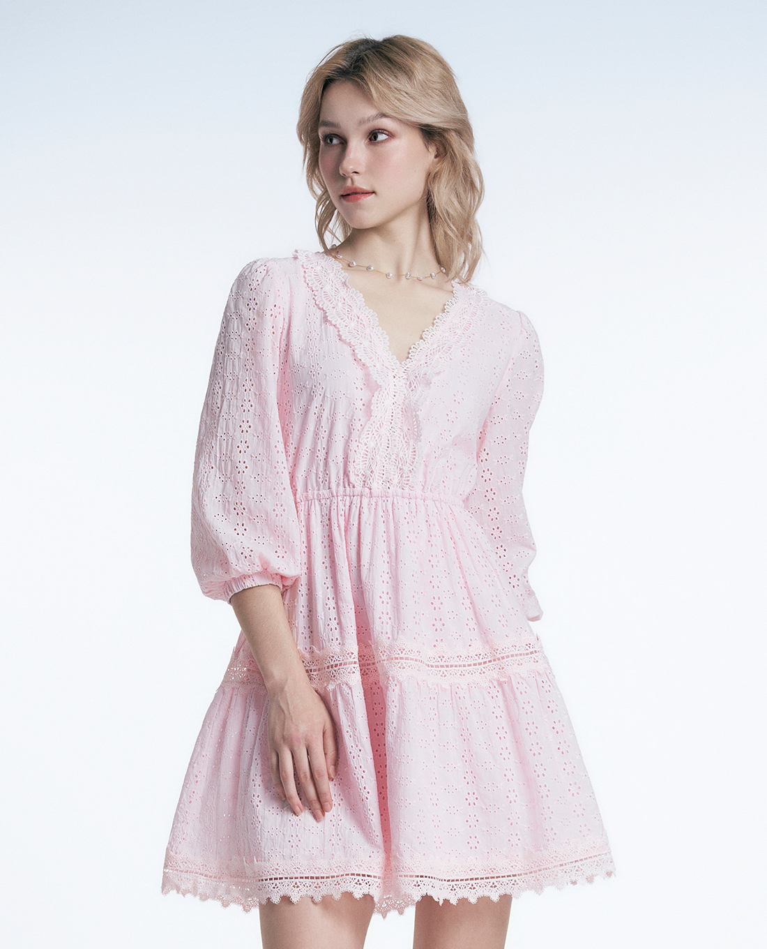 GIGI - Đầm xếp tầng mini cổ V tay phồng phối bèo