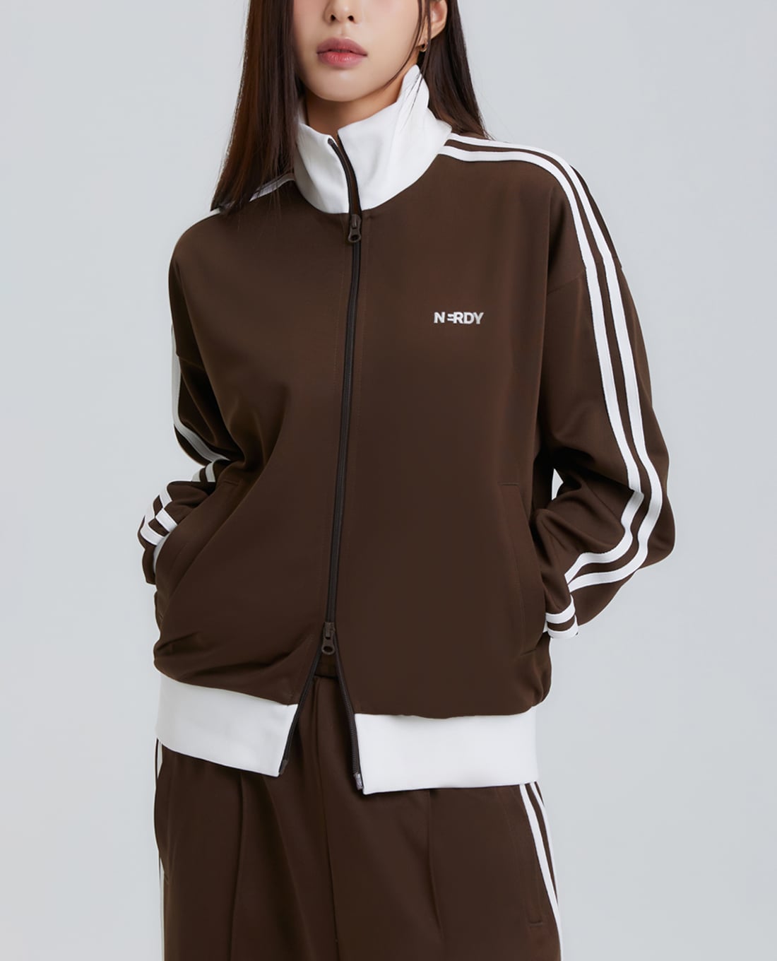 NERDY - Áo khoác thể thao unisex cổ trụ tay dài Classic Ny Track