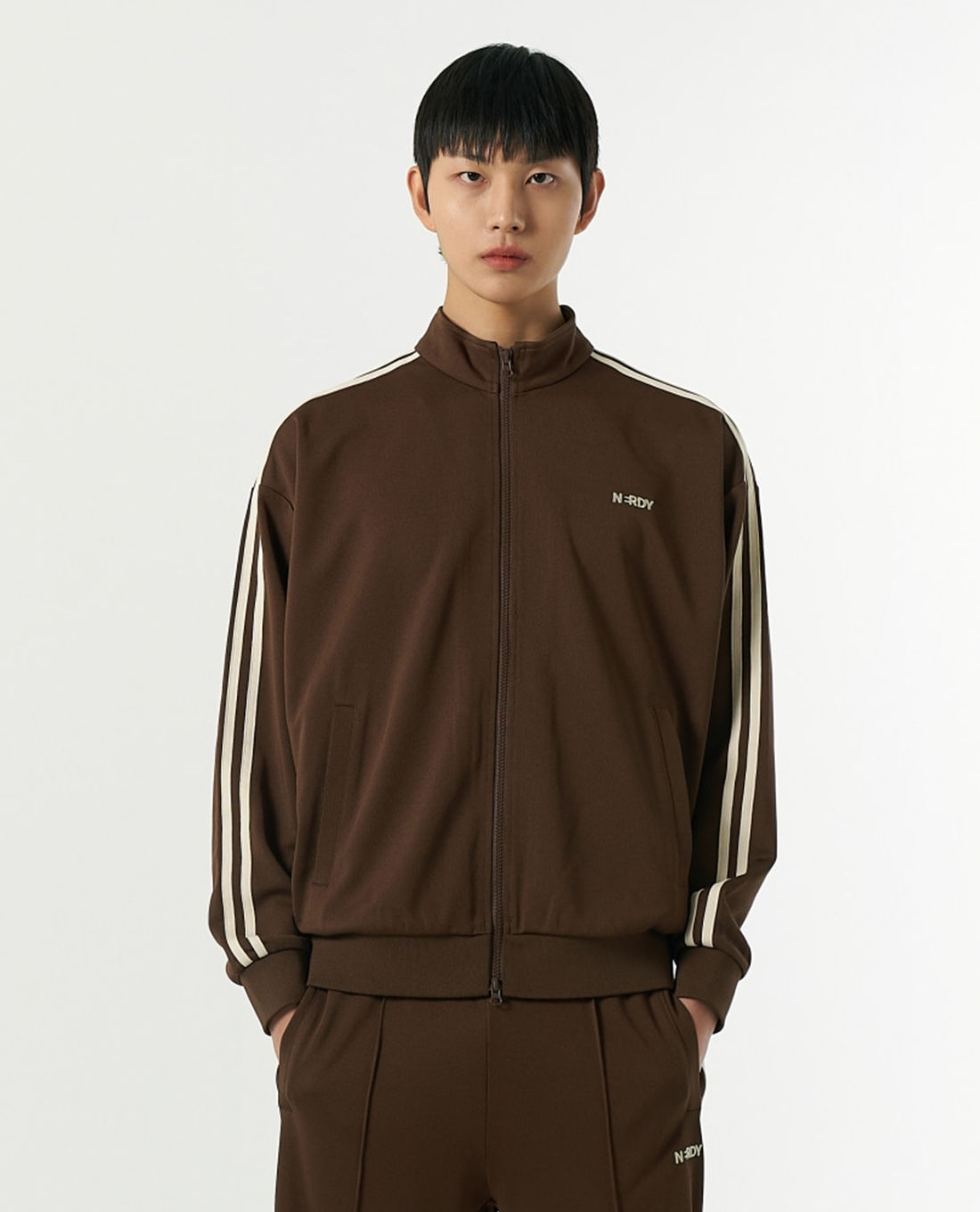 NERDY - Áo khoác thể thao unisex cổ trụ tay dài Embroidered Logo NY Track