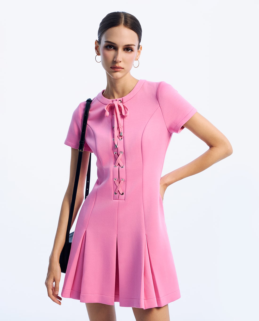 GIGI - Đầm xếp li mini cổ tròn tay ngắn trẻ trung