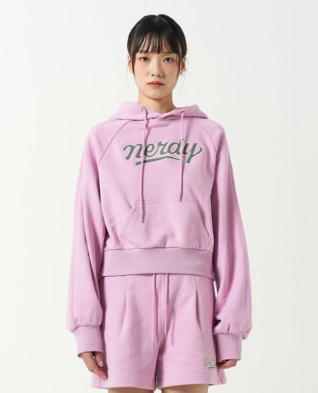 NERDY - Áo hoodie nữ phom croptop Cursive Logo
