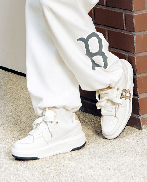 Đế dày nhẹ, tôn dáng nhưng vẫn thoải mái