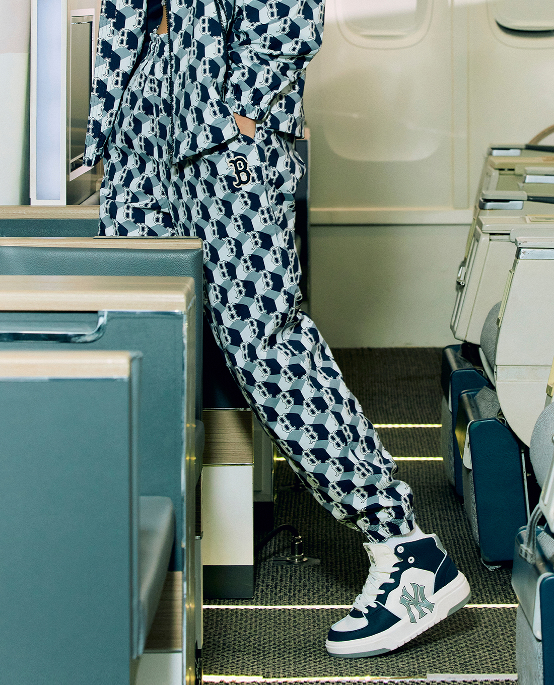 MLB - Quần jogger unisex lưng thun Cube Monogram Allover