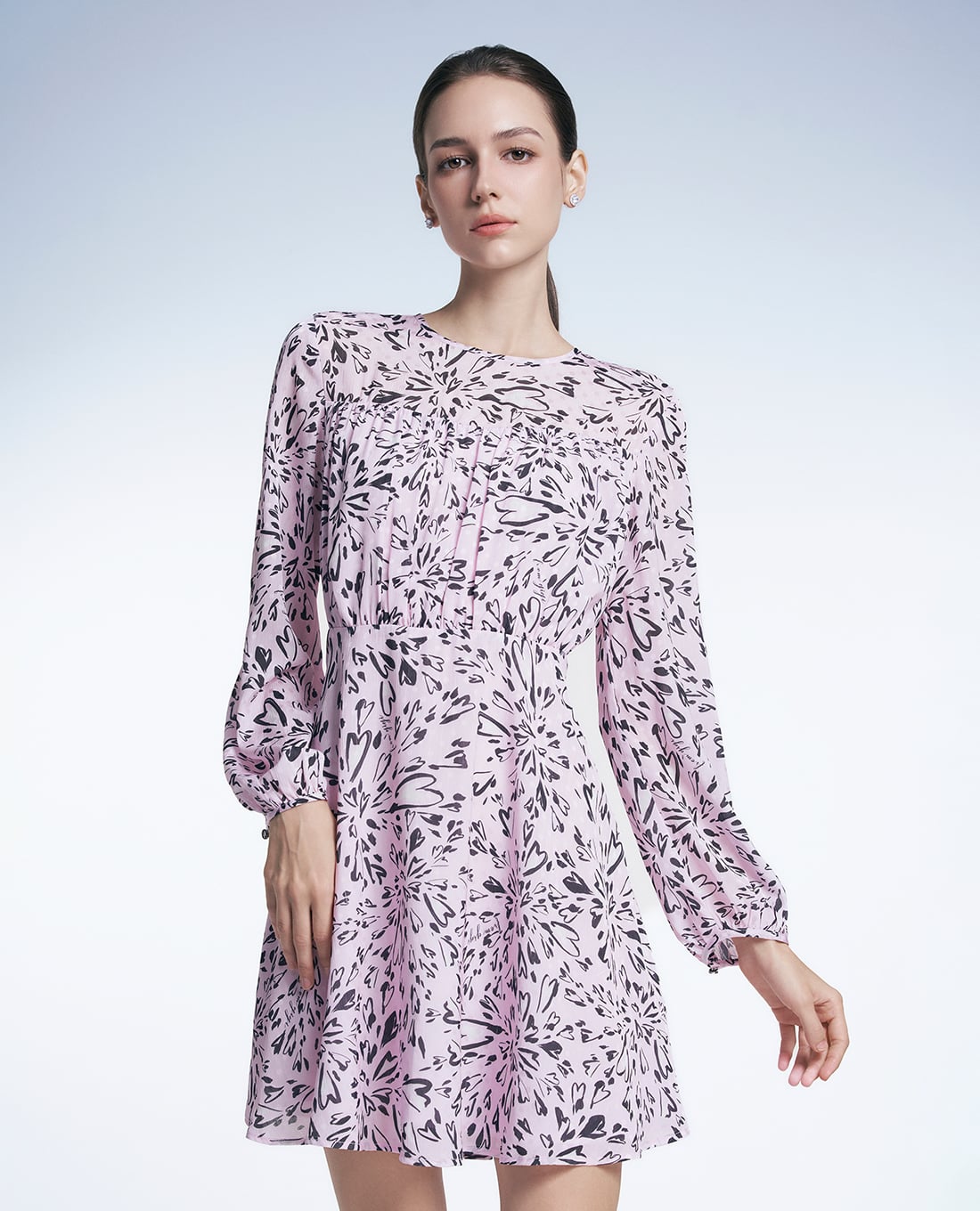 GIGI - Đầm xếp li mini cổ tròn tay dài trang trí hoa văn trẻ trung
