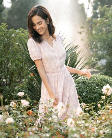  GIGI - Đầm midi tay ngắn cổ V xếp li thời trang 