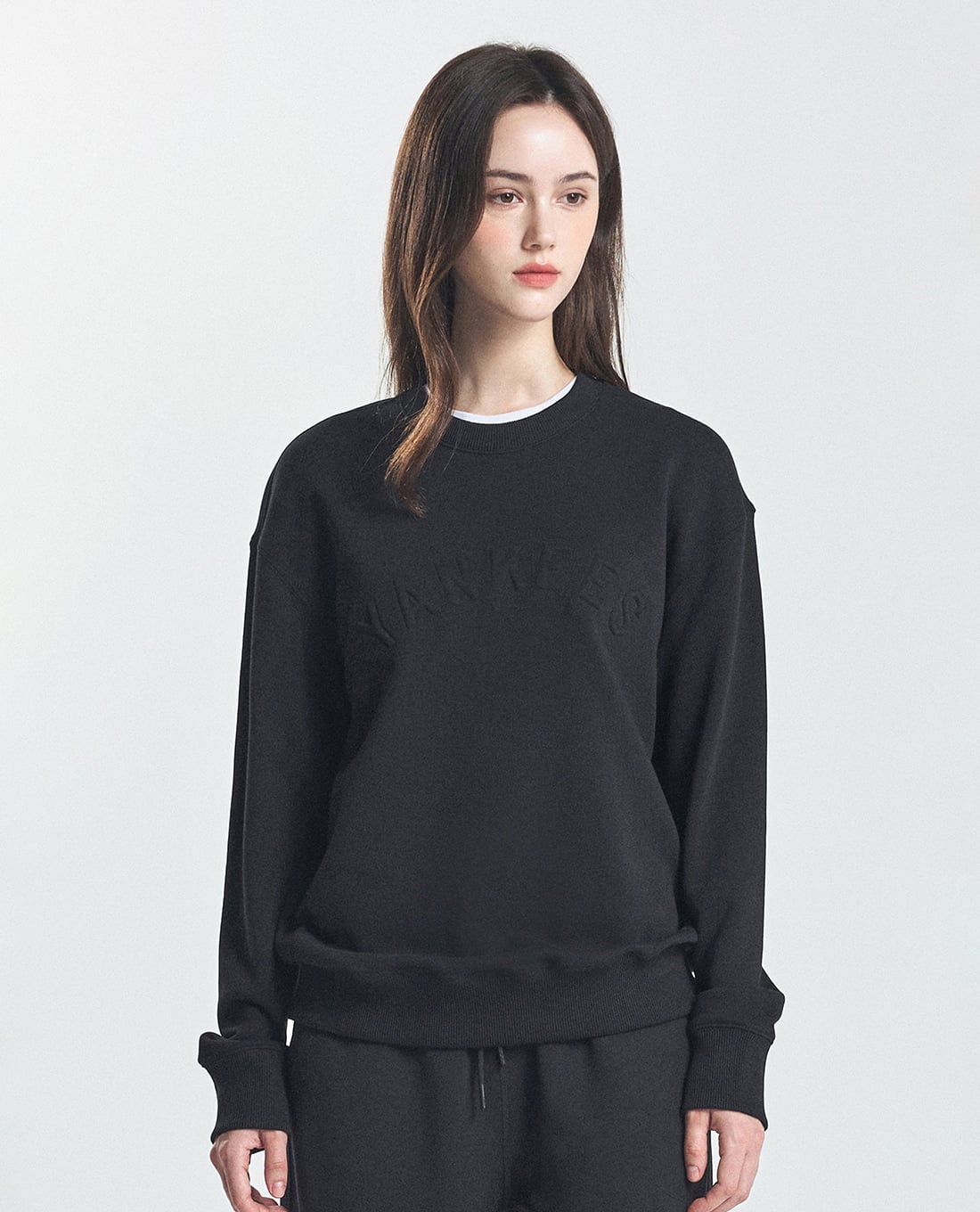 MLB - Áo sweatshirt unisex cổ tròn tay dài Basic Embo Letter Graphic