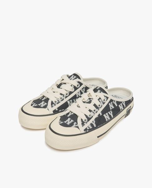 Giày sục sneaker mang tinh thần trẻ trung và năng động