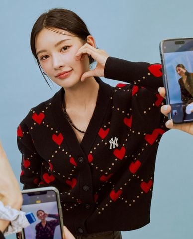  MLB - Áo khoác cardigan nữ cổ V tay dài Heart Cropped 