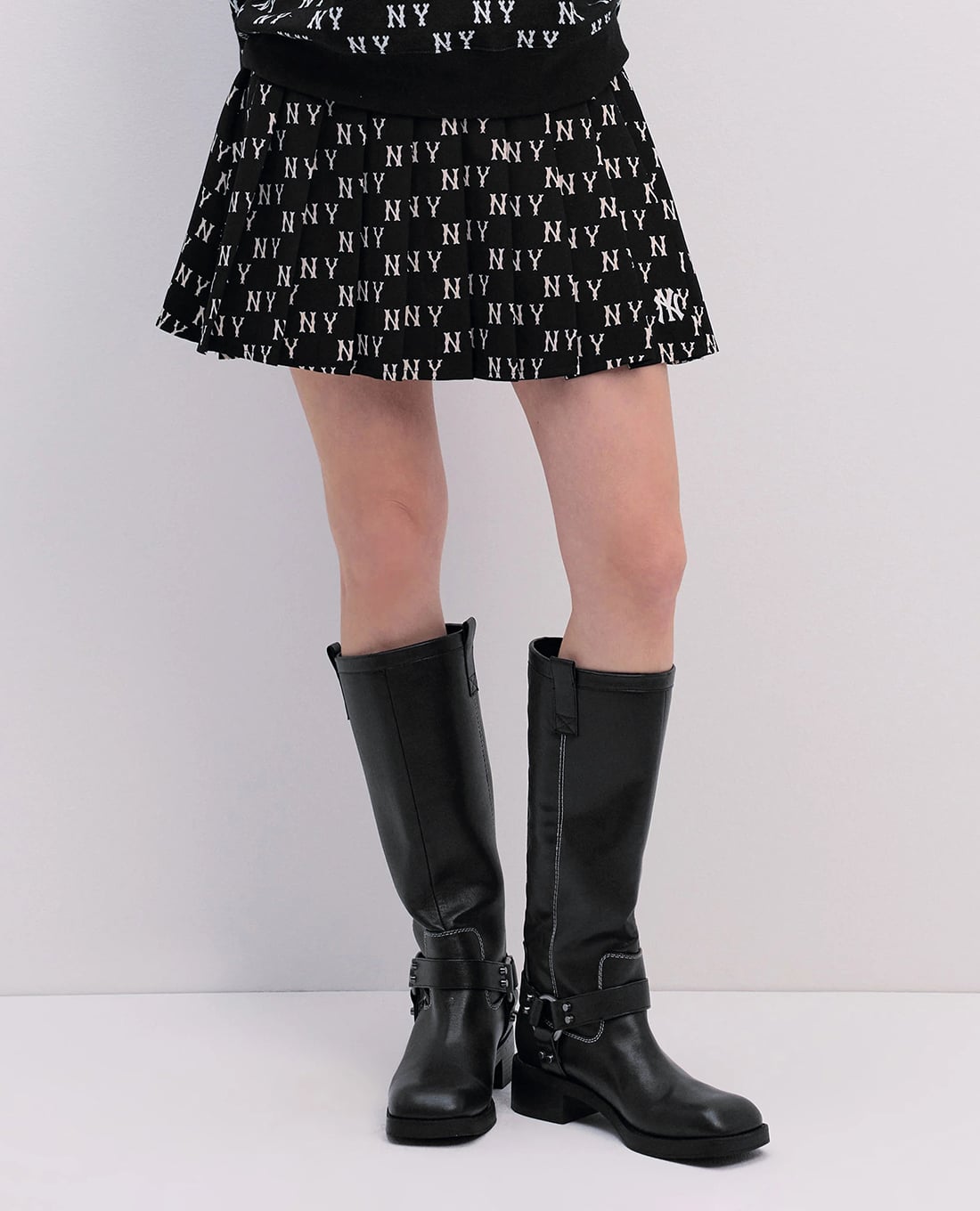 MLB - Chân váy xếp li mini Tone One Tone Print Monogram