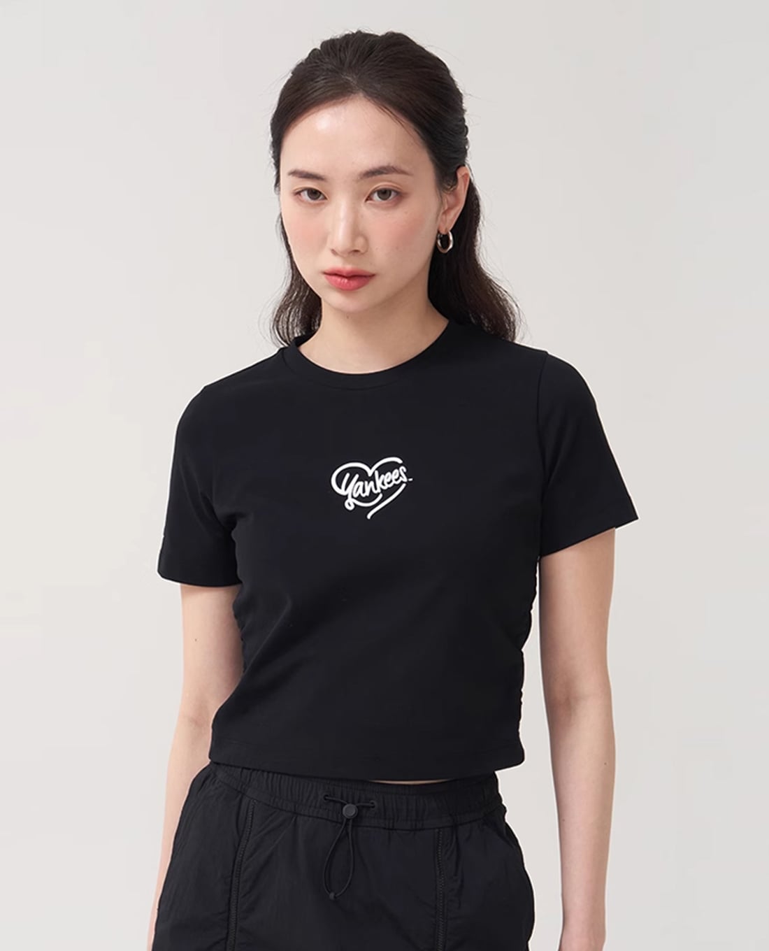MLB - Áo croptop nữ cổ tròn tay ngắn Heart Athleisure