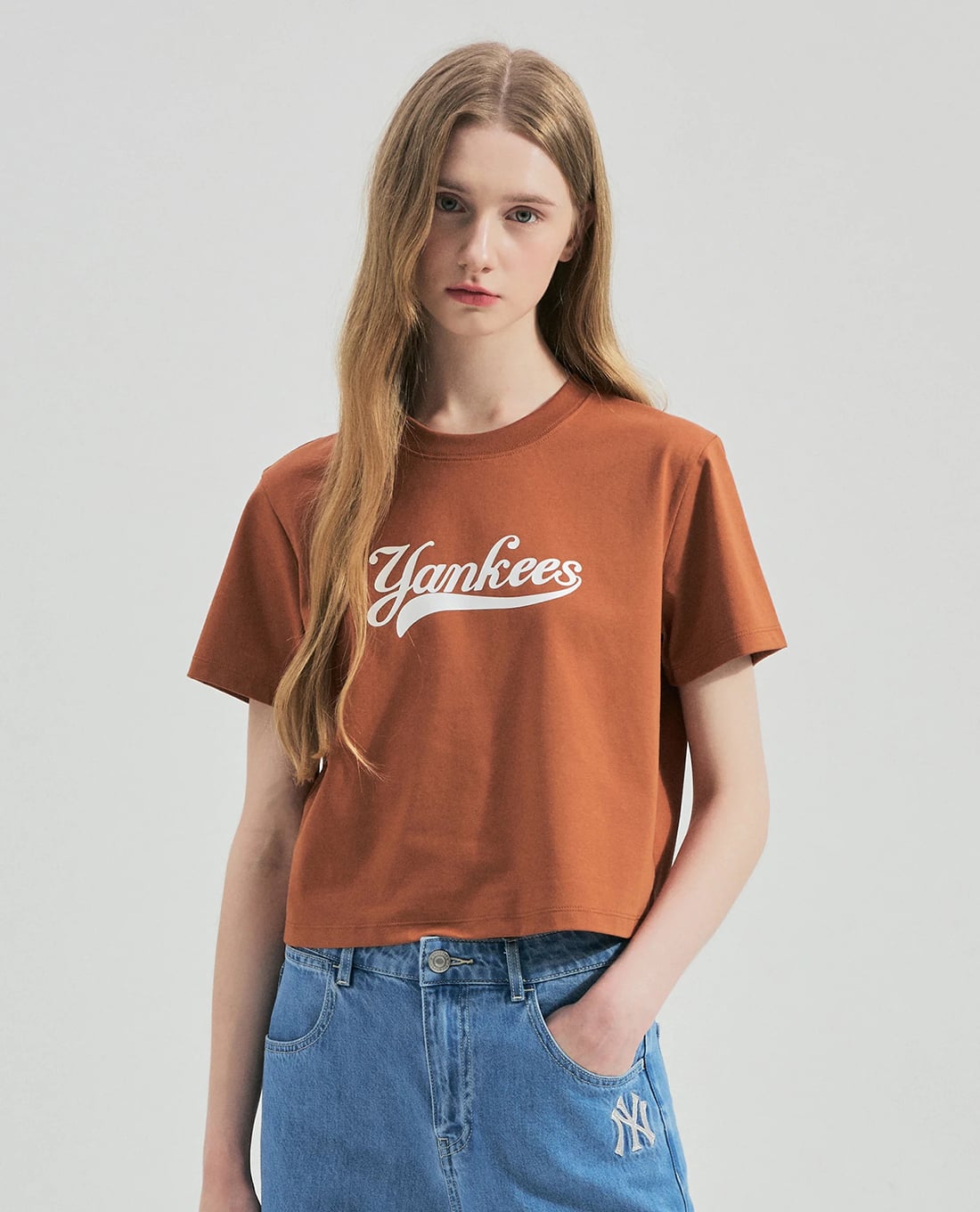 MLB - Áo croptop nữ cổ tròn tay ngắn Basic Varsity Curlible