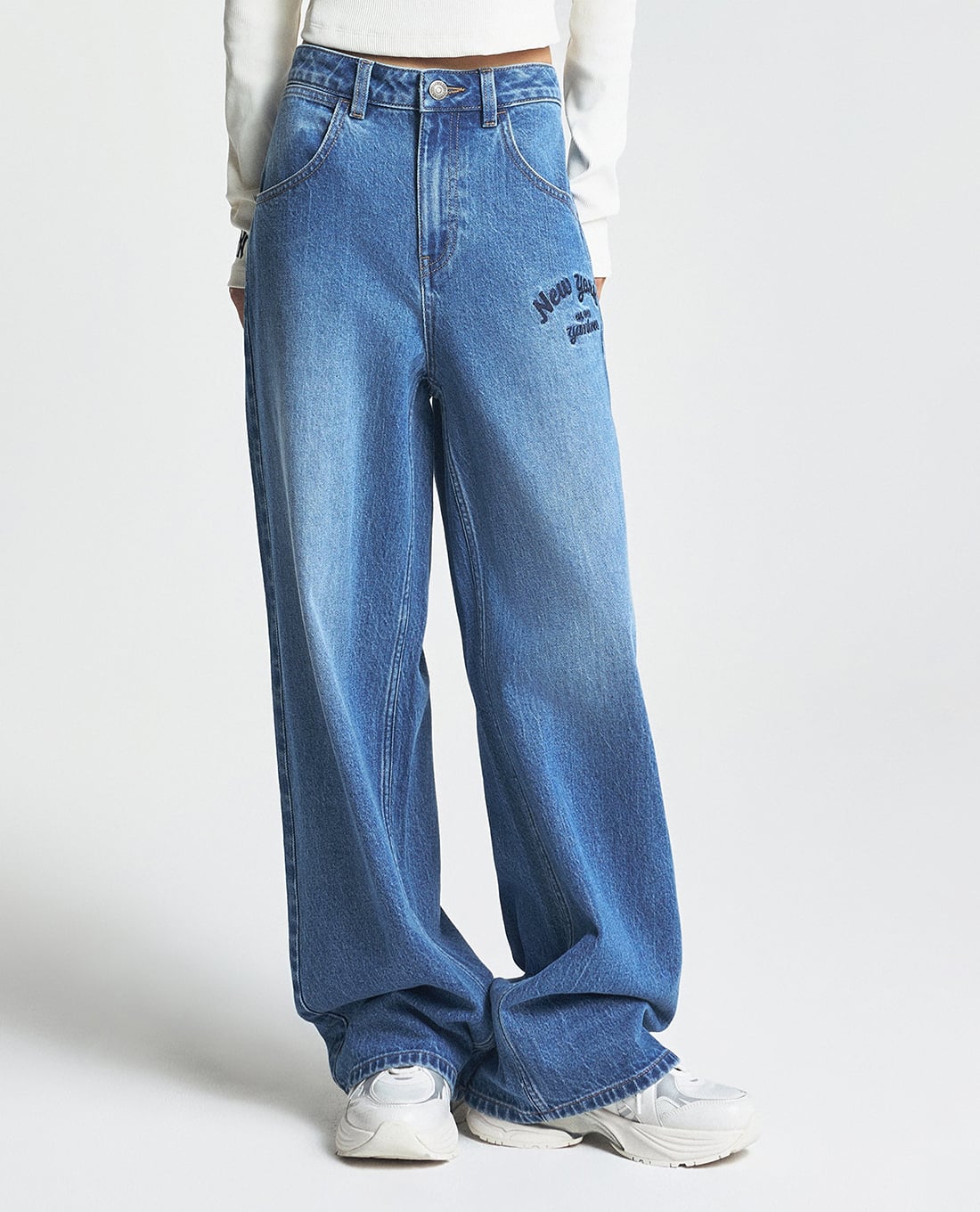 MLB - Quần jeans nữ ống rộng Varsity Cursive Embroidery