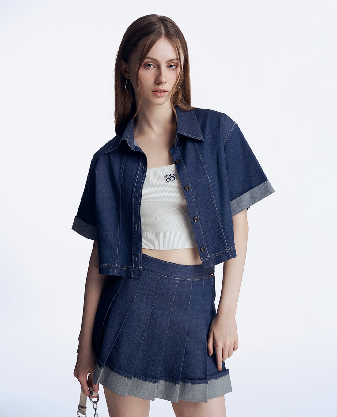 GIGI - Áo sơ mi denim nữ croptop cổ bẻ tay ngắn cá tính