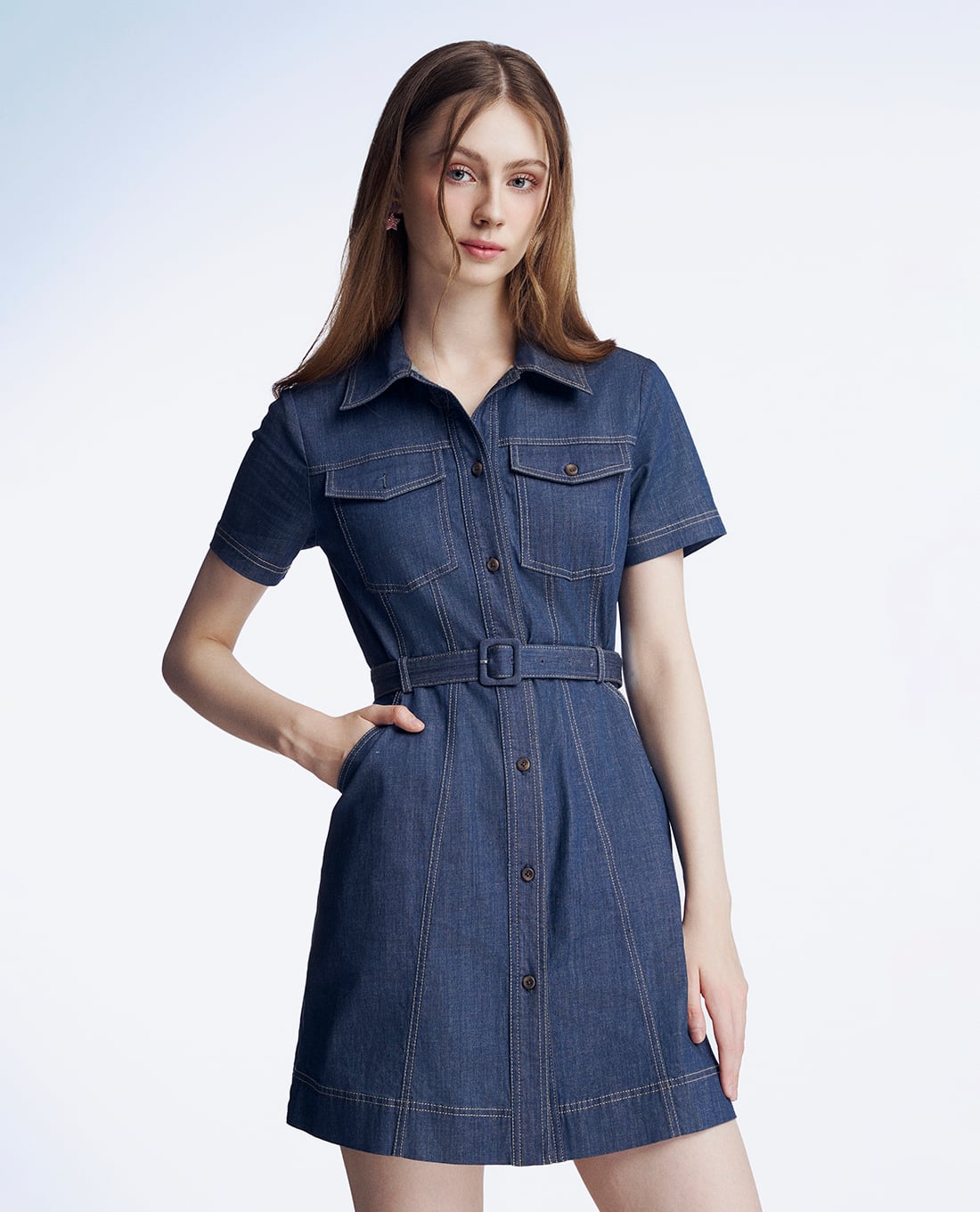 GIGI - Đầm sơ mi denim mini cổ bẻ tay ngắn phối thắt lưng cá tính