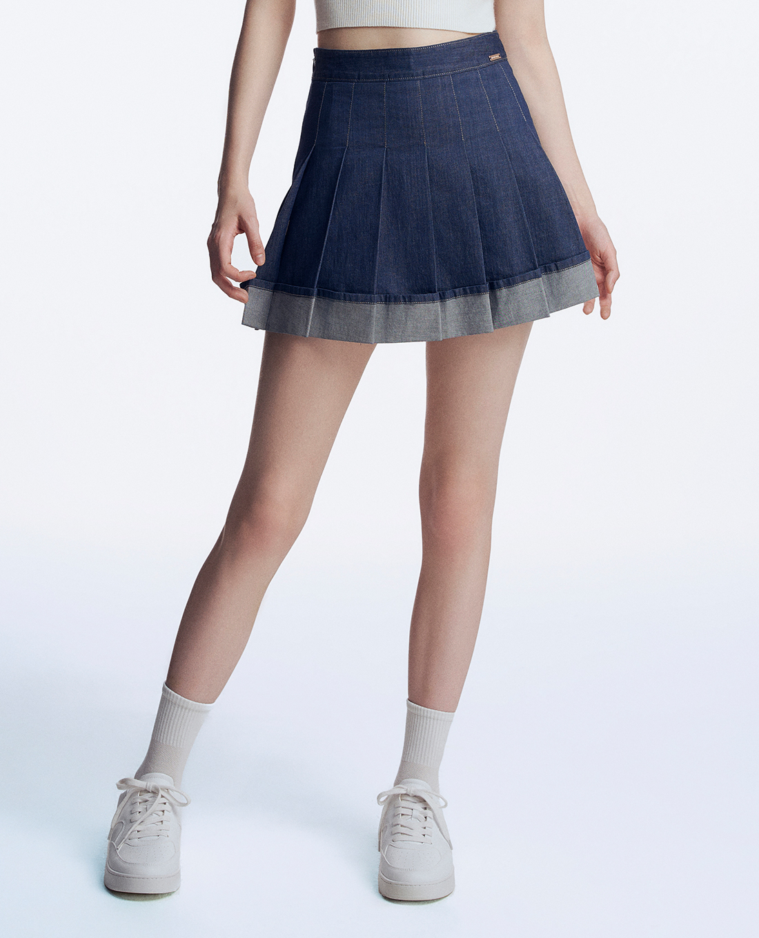 GIGI - Chân váy denim xếp li mini trẻ trung