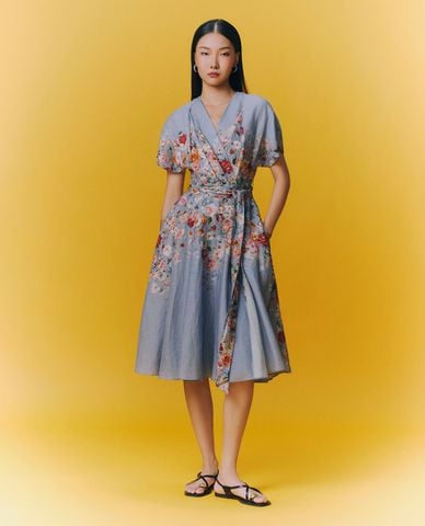  GIGI - Đầm xếp li midi phom suông cổ V in hoa 