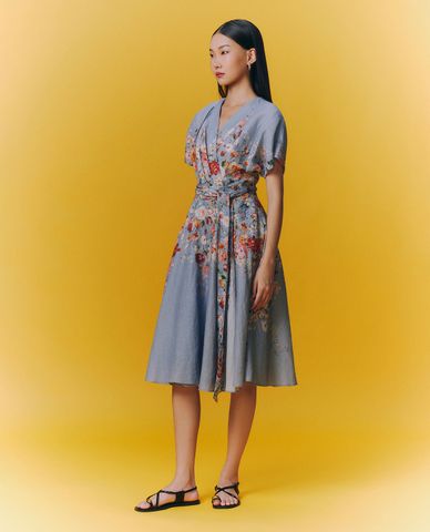  GIGI - Đầm xếp li midi phom suông cổ V in hoa 