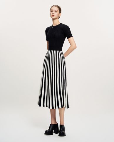  GIGI - Đầm dệt kim midi cổ tròn tay ngắn kẻ sọc trẻ trung 