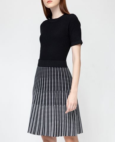  GIGI - Đầm mini cổ tròn tay ngắn Pleated Skirt 