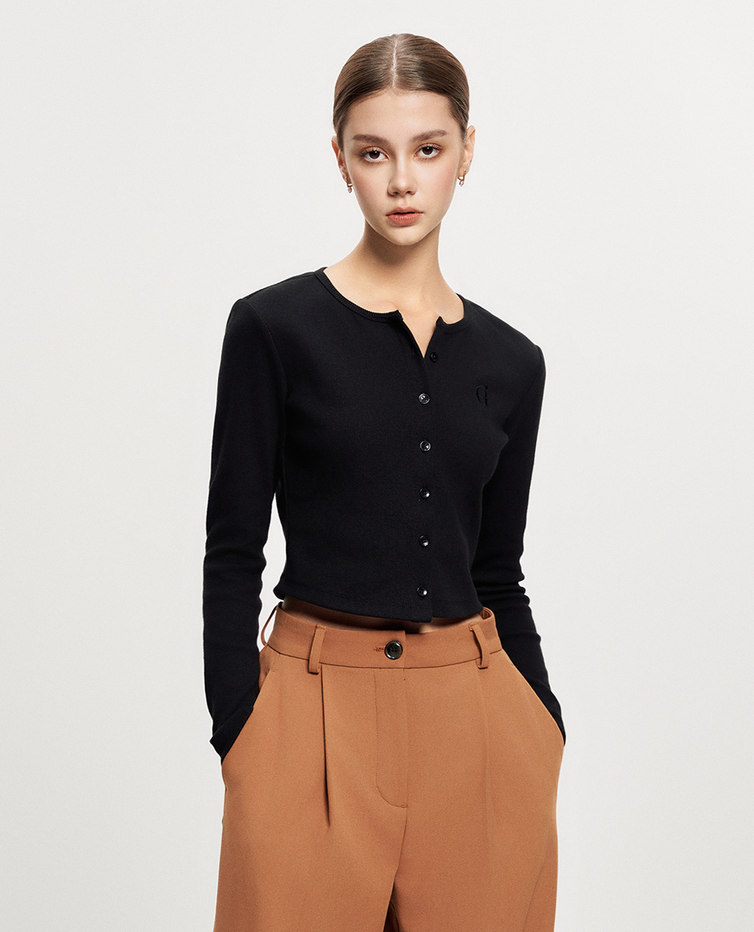 GIGI - Áo dệt kim nữ cổ tròn tay dài phối nút thời trang