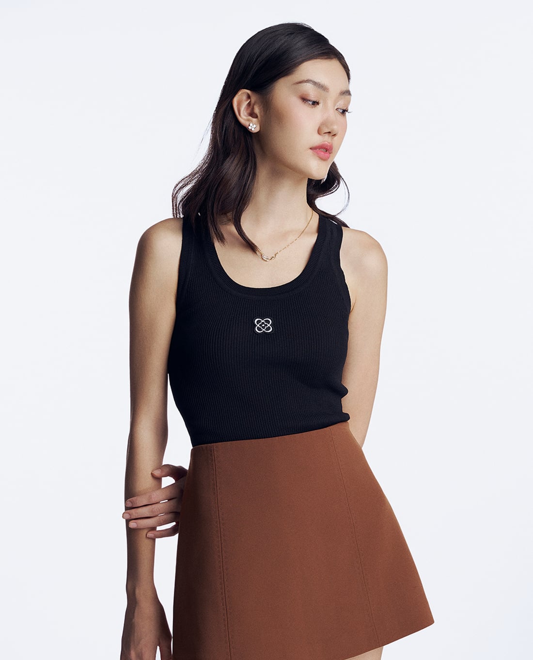 GIGI - Áo sát nách cổ tròn phối hình thêu nhỏ tinh tế
