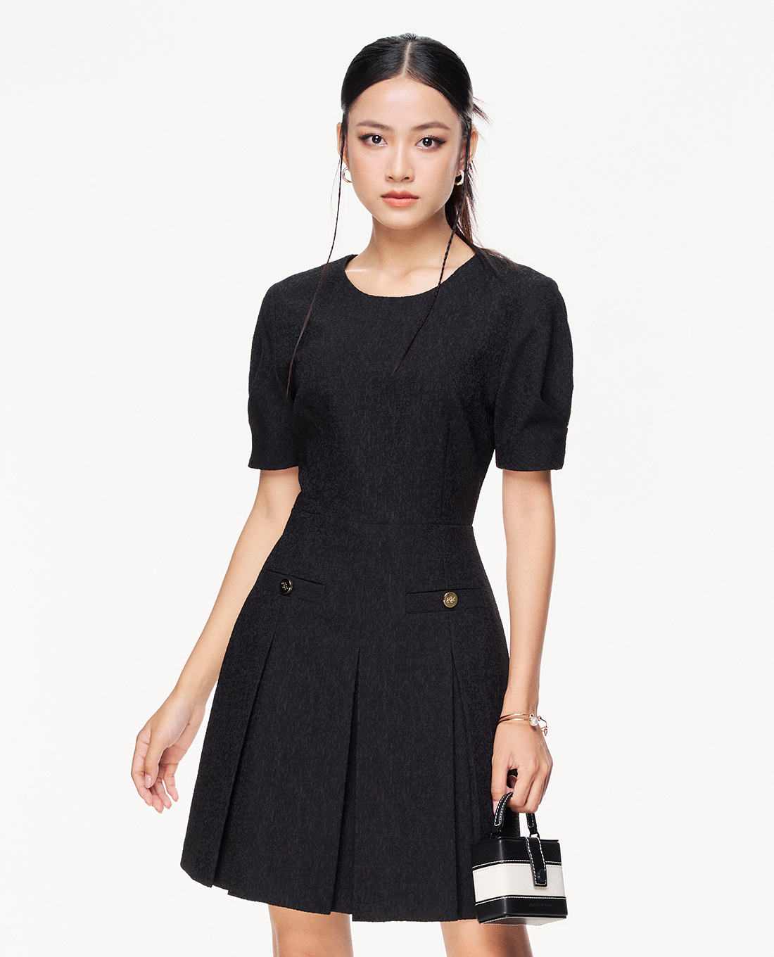 GIGI - Đầm xếp li mini cổ tròn tay ngắn trẻ trung