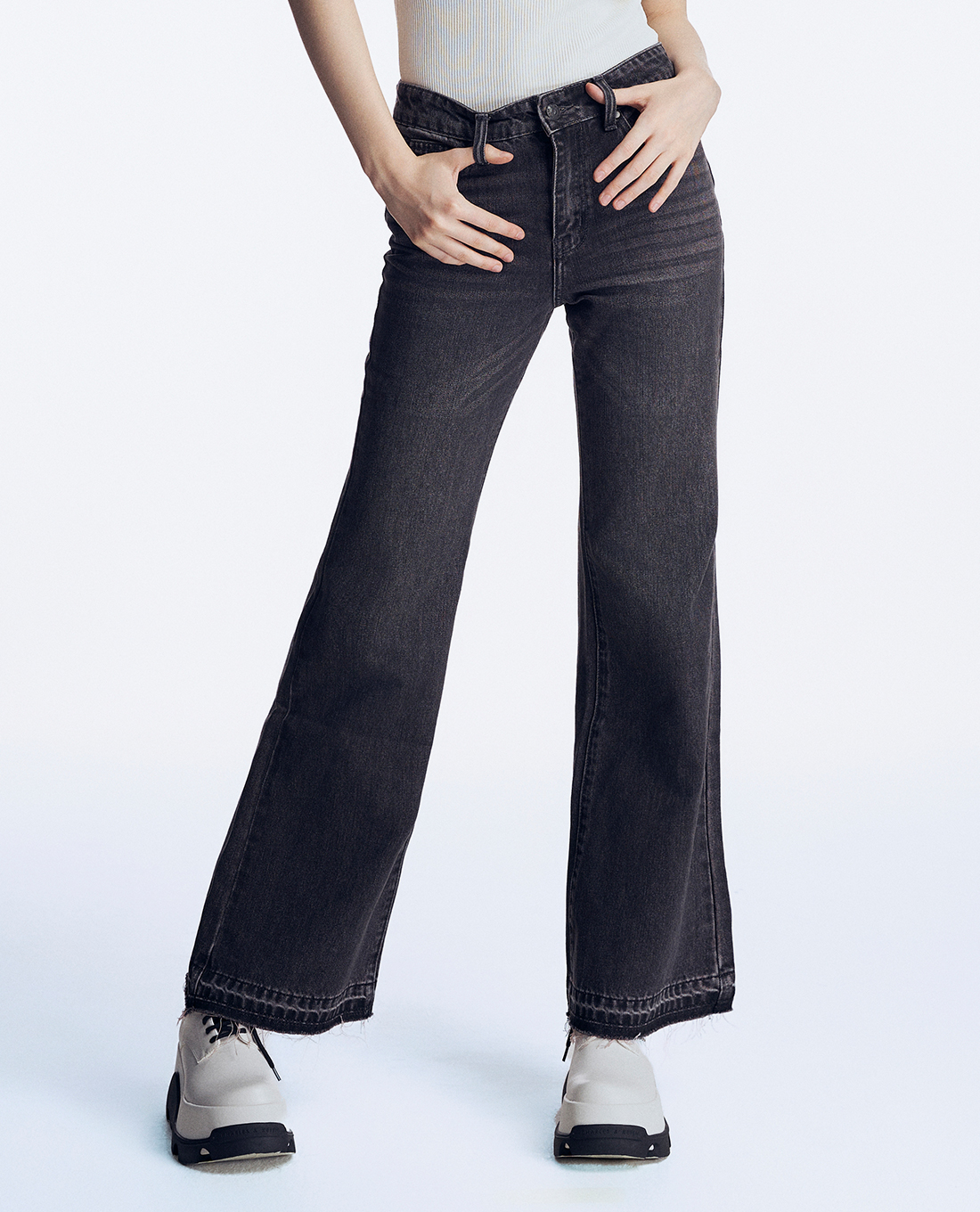 GIGI - Quần jeans nữ ống loe năng động