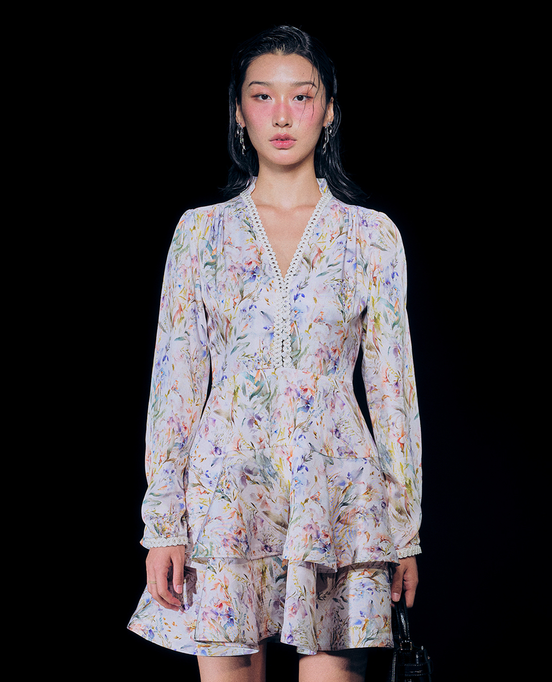 GIGI - Đầm xếp tầng mini cổ V tay dài phối hoạ tiết hoa nữ tính