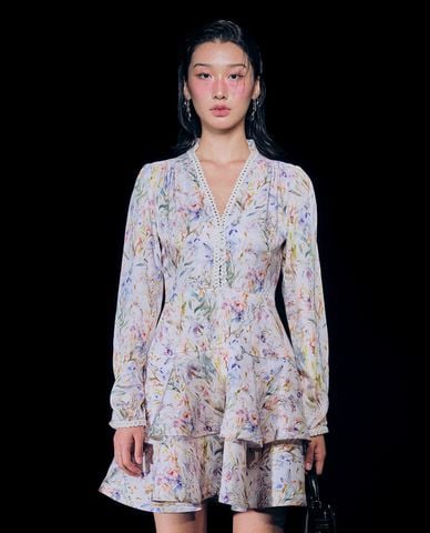  GIGI - Đầm xếp tầng mini cổ V tay dài phối hoạ tiết hoa nữ tính 