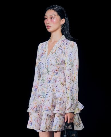  GIGI - Đầm xếp tầng mini cổ V tay dài phối hoạ tiết hoa nữ tính 