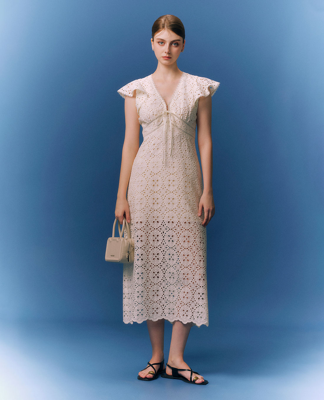 GIGI - Đầm sát nách midi cổ V phối hoa văn thắt nơ