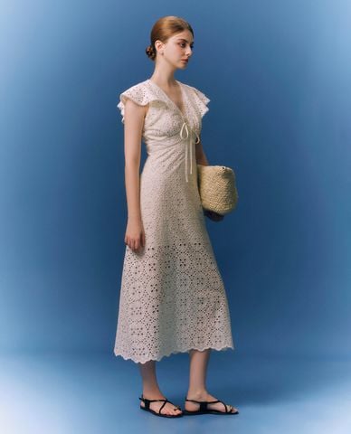  GIGI - Đầm sát nách midi cổ V phối hoa văn thắt nơ 