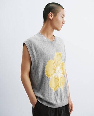  URBAN REVIVO - Áo dệt kim nam sát nách cổ V 