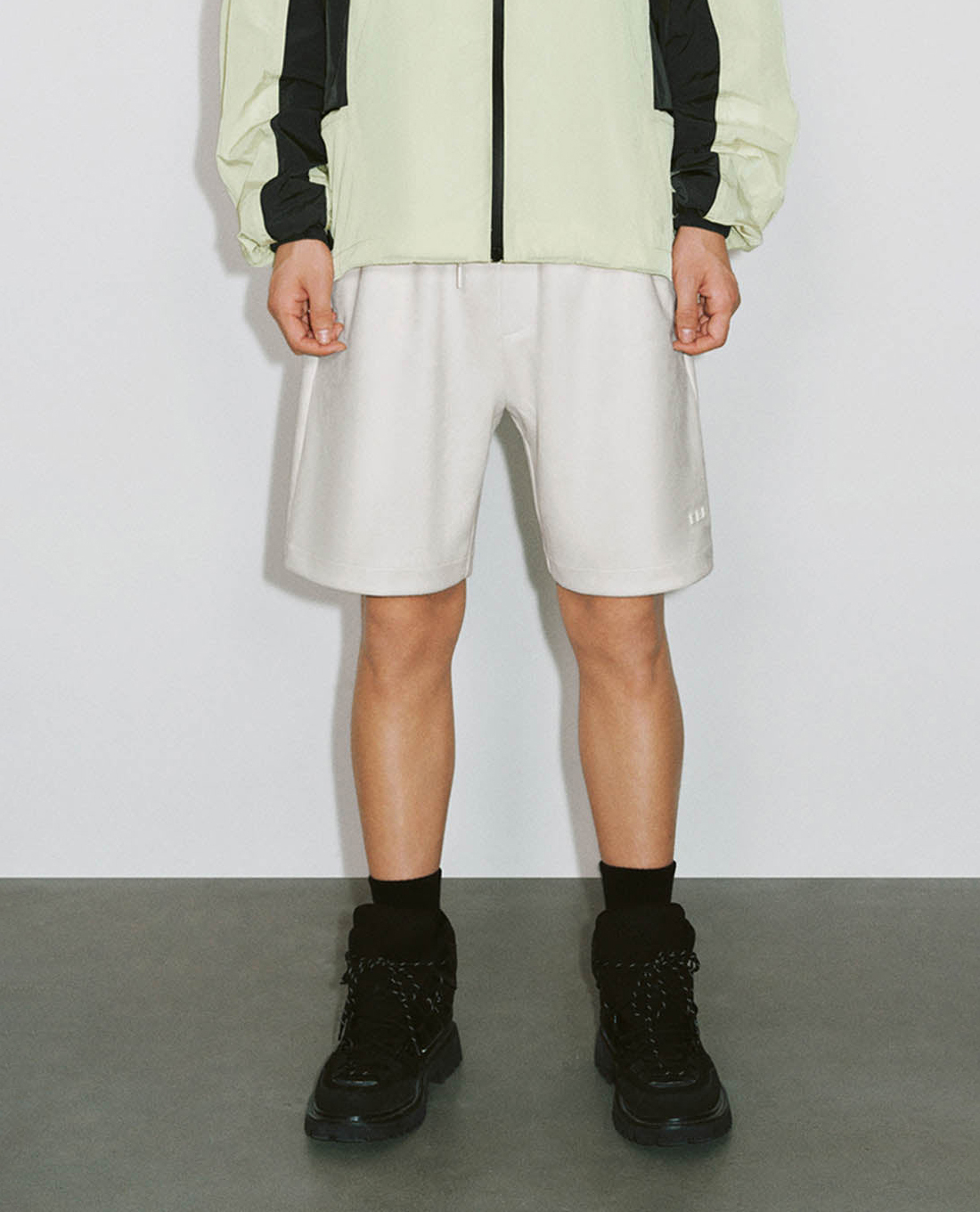 URBAN REVIVO - Quần short nam ngang gối lưng thun