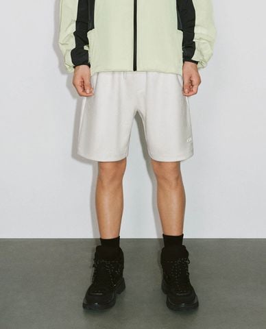  URBAN REVIVO - Quần short nam ngang gối lưng thun 