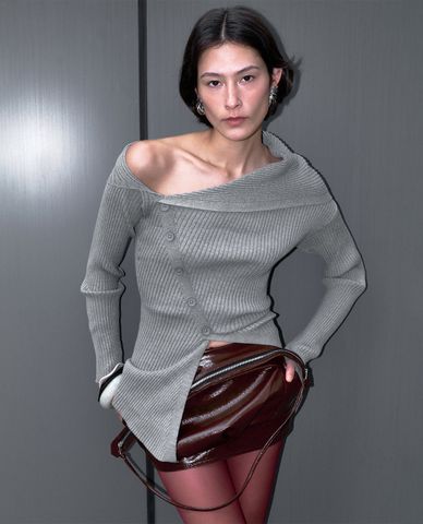  URBAN REVIVO - Áo trễ vai nữ dệt kim tay dài One Shoulder 